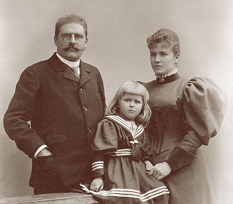 Historisches Foto der Famile Mohr (Vater, Mutter und Tochter)